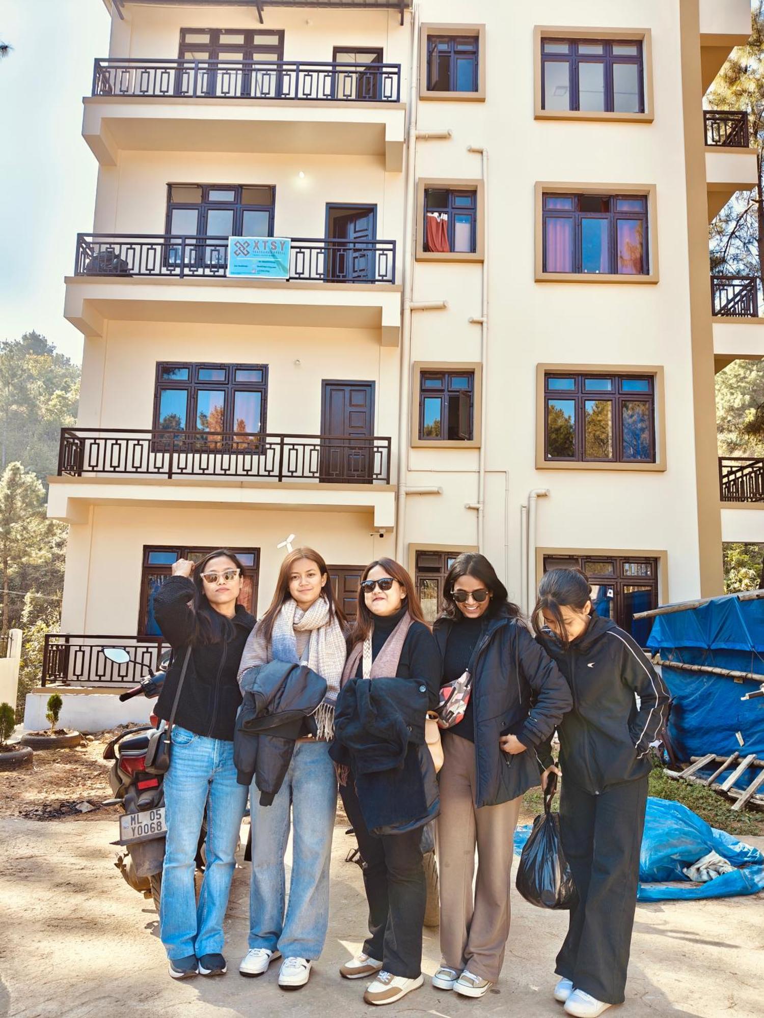 שילונג Xtsy Travellers Hostel מראה חיצוני תמונה