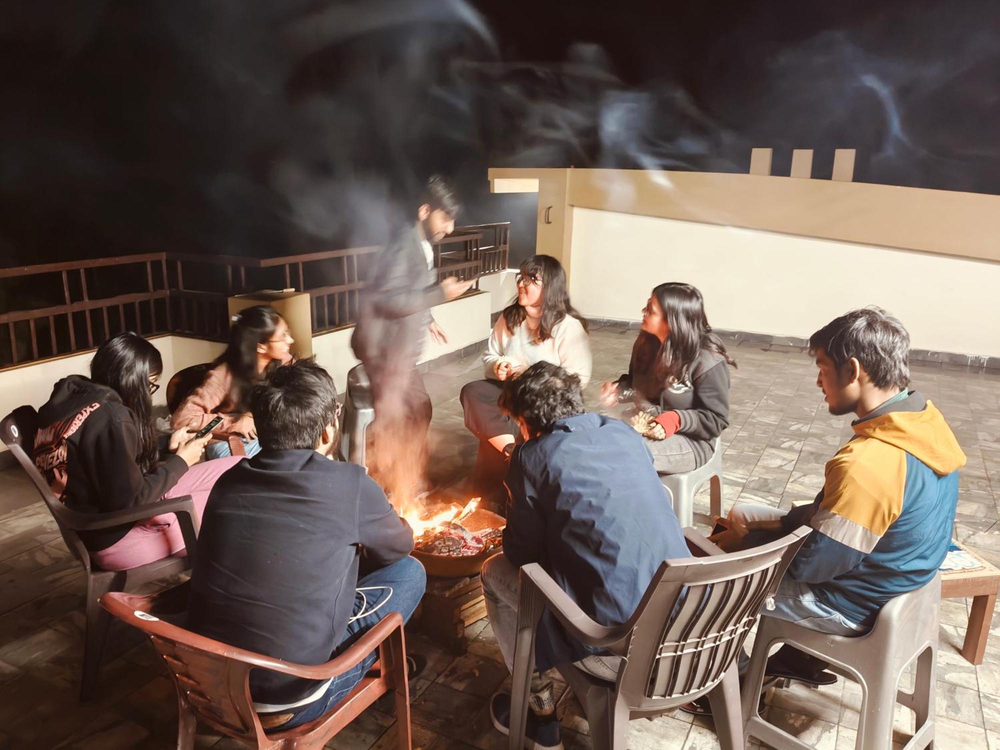 שילונג Xtsy Travellers Hostel מראה חיצוני תמונה