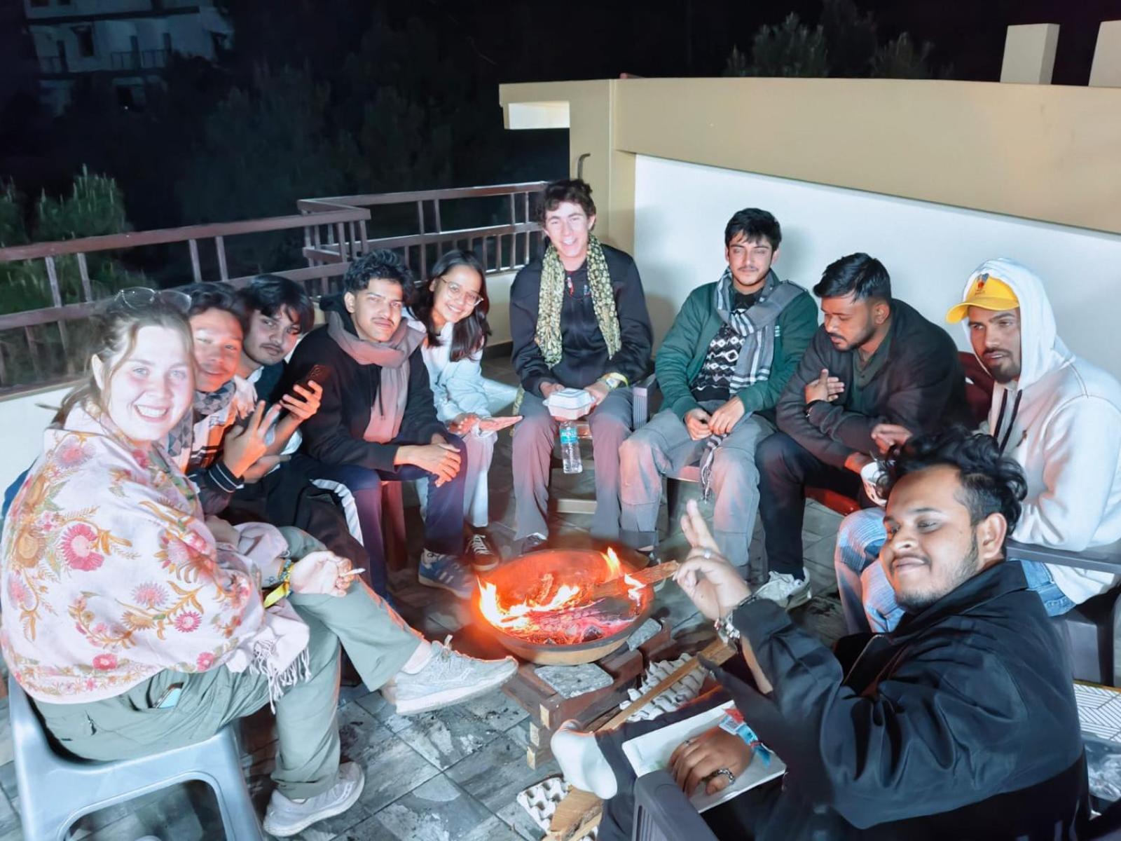 שילונג Xtsy Travellers Hostel מראה חיצוני תמונה