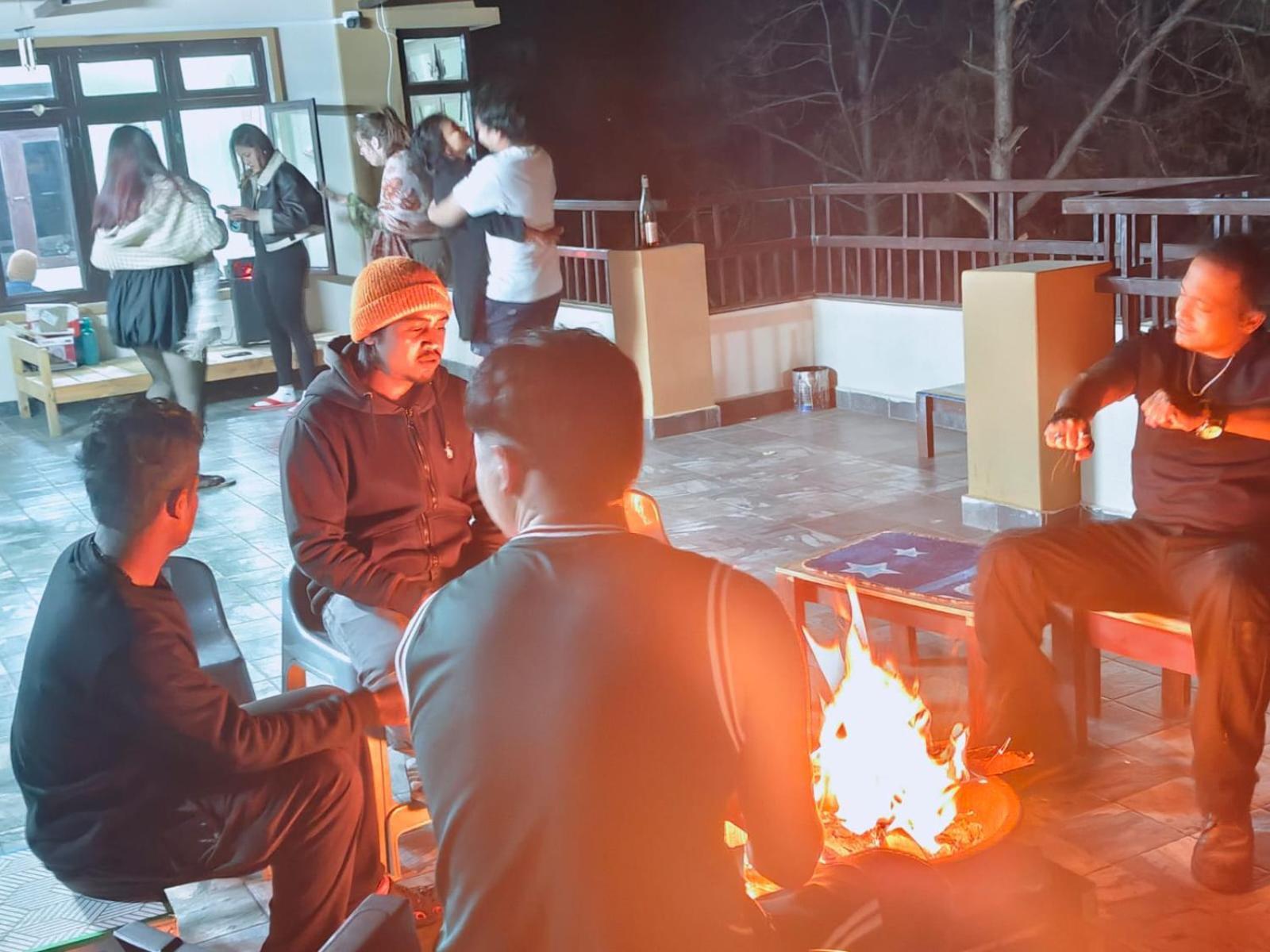 שילונג Xtsy Travellers Hostel מראה חיצוני תמונה