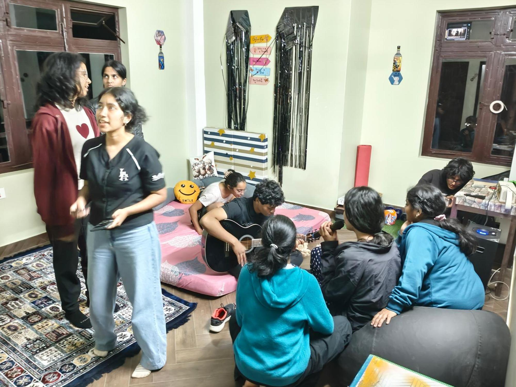 שילונג Xtsy Travellers Hostel מראה חיצוני תמונה