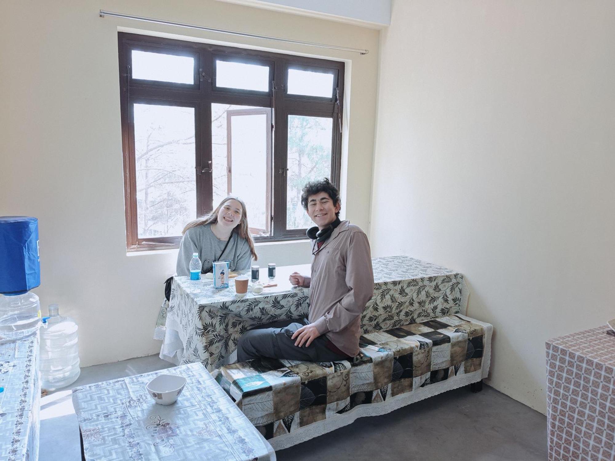 שילונג Xtsy Travellers Hostel מראה חיצוני תמונה