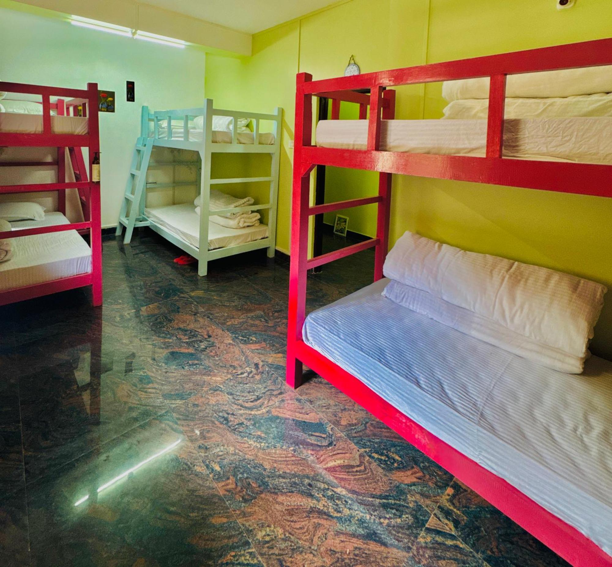 שילונג Xtsy Travellers Hostel מראה חיצוני תמונה