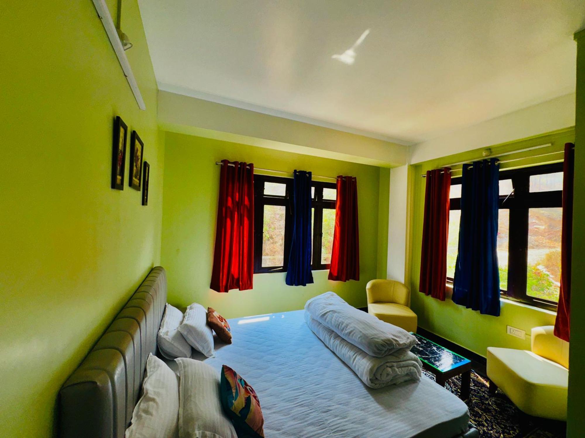 שילונג Xtsy Travellers Hostel מראה חיצוני תמונה