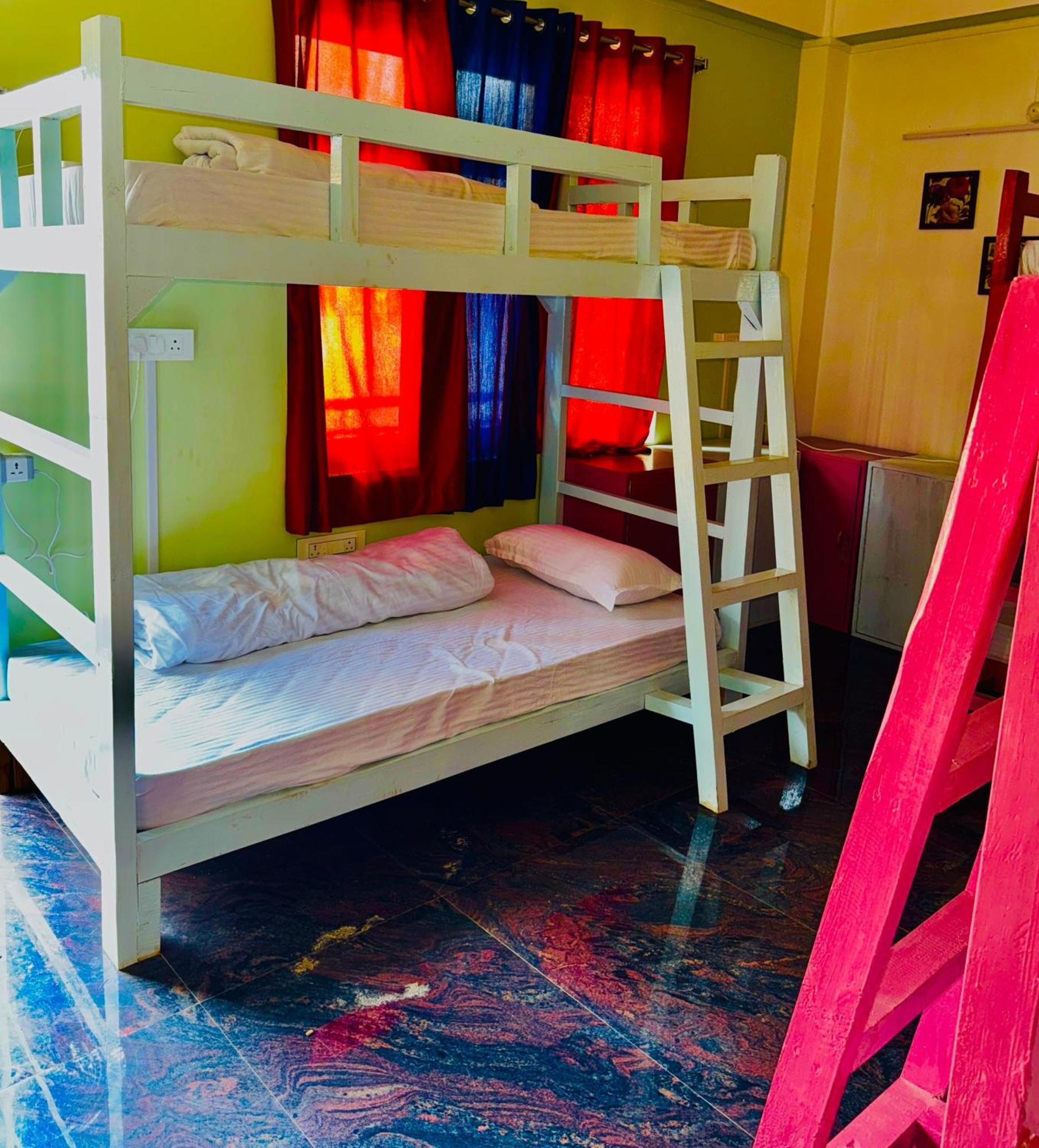 שילונג Xtsy Travellers Hostel מראה חיצוני תמונה