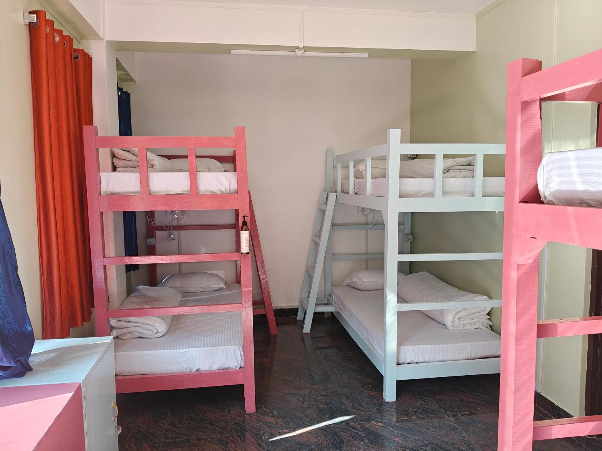 שילונג Xtsy Travellers Hostel חדר תמונה